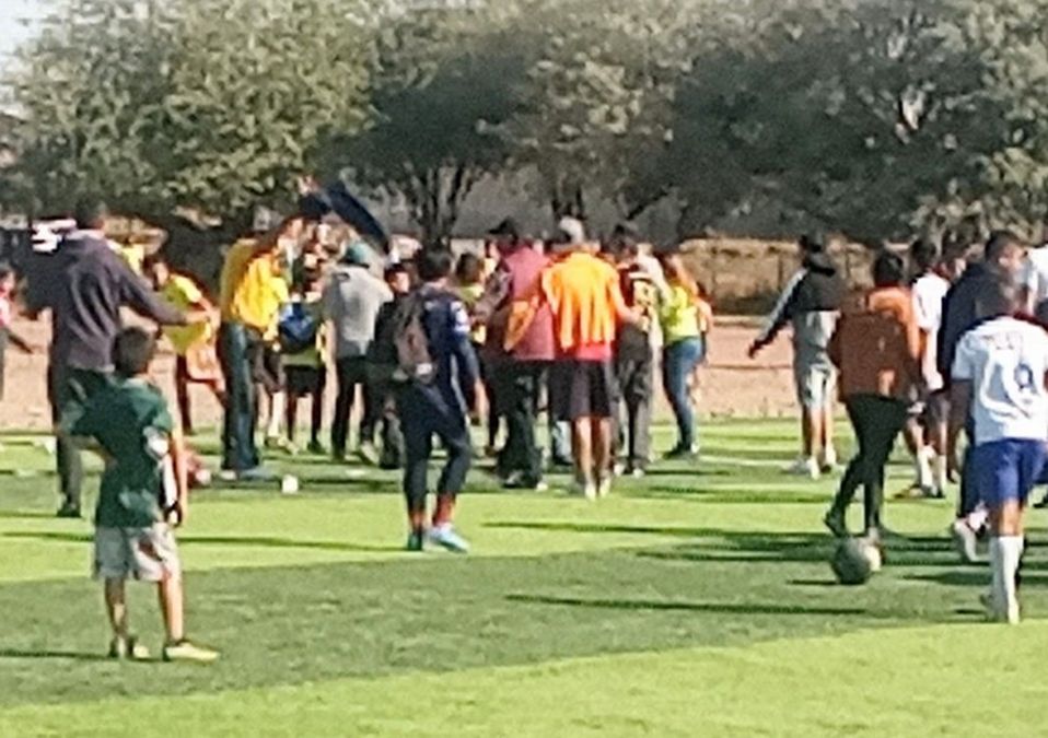 Juego de fútbol infantil termina en pleito de padres de familia