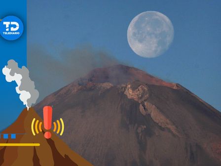 Vista del volcán Popocatépetl desde la zona de Cholula, acompañado por la luna por la mañana / Agencia Es Imagen