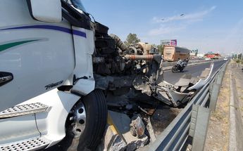 Parte del tráiler que quedó destrozada tras el choque en autopista Guadalajara a Zapotlanejo / Juan Carlos Munguía