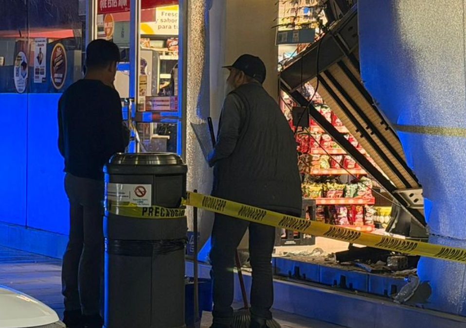 El impacto de una camioneta contra una tienda de conveniencia en San Pedro dejó a una joven empleada herida.| Especial