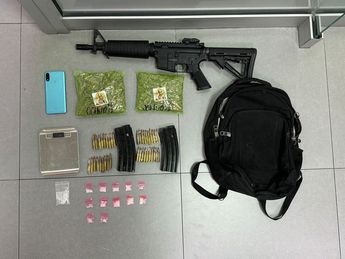 Armas y drogas aseguradas a los detenidos. | Cortesía