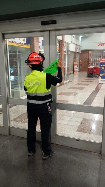Autoridades clausuraron el supermercado en Santa Catarina tras realizarse el evento de arrancones. | Cortesía