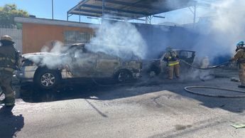 Bomberos controlaron el fuego luego de que se realizara el corte de energía en la zona para evitar riesgos a vecinos y rescatistas. | Daniel Santiago