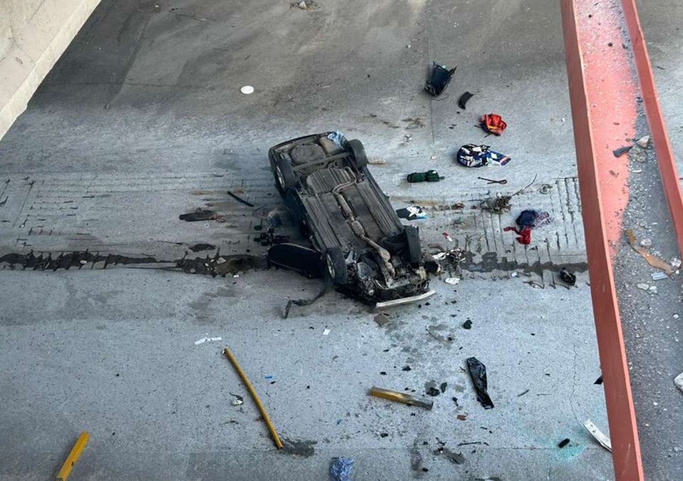 Hombre cae a bordo de su auto al arroyo El Obispo en Monterrey. | Pedro Delgado