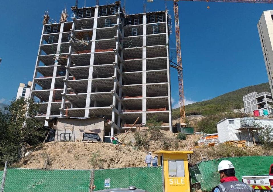 Mueren dos trabajadores en una construcción tras caer desde el séptimo piso en Monterrey. | Fabricio Gallegos
