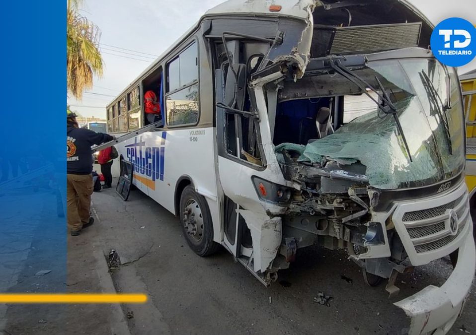 Chofer de transporte de personal dormita y choca contra camión en Guadalupe. | Agustín Martínez
