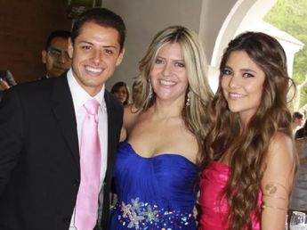 Javier Hernández con Lety Shagún junto a la madre de Lety durante una fiesta | Marcela Vizcaino