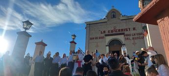 Se realizó una ofrenda floral y oración en la parroquia del Ojo de Agua, presidida por el Obispo de Saltillo, Hilario González García./ Karen Alfaro