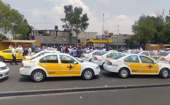 Protesta de taxistas en el AICM/ Carlos Tejeda