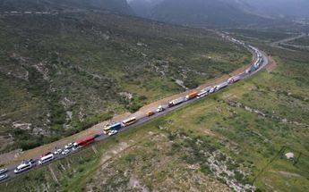 La carretera libre Monterrey-Saltillo suele ser una vía para vehículos de carga que buscan ingresar a la metrópoli de Nuevo León. | Archivo