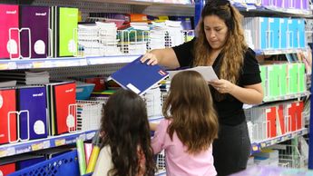 Padres de familia se han visto afectados por el precio de útiles escolares. | Luis Guerra