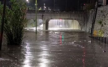Inundaciones que dejó la lluvia en Guadalajara, en av. 8 de Julio / Vicente Torres Alfaro