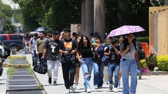 Este lunes regresaron a clases los estudiantes de la UANL. | Luis Guerra