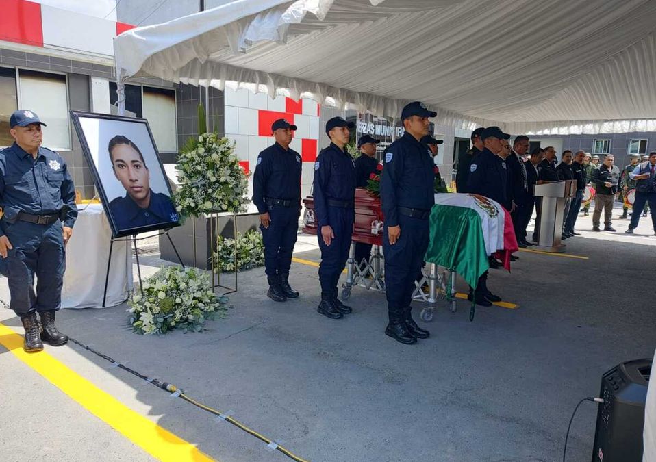 Guardia de honor en memoria de la oficial Erika Lázaro. | Agustín Martínez