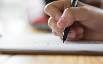 Persona contestando un examen / Freepik