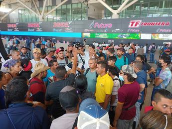 Prohíben venta boletos de autobús a migrantes en Monterrey; exigen reembolso / Israel Santacruz