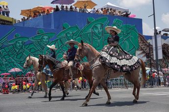 Terrazas y azoteas sirvieron como lugares VIP para presenciar el desfile / Agencia Es Imagen