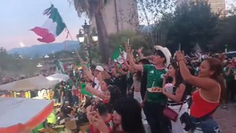 Aficionaos celebran el primer gol de México en la Macroplaza. | Lolita Lastra