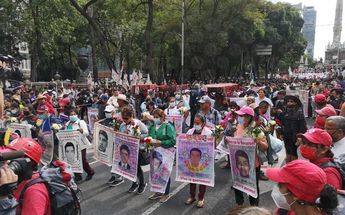 Padres de los 43 normalista encabezan manifestación y parten del Ángel / Jorge Becerril