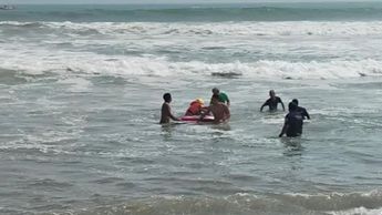 Rescatan a seis turistas de morir ahogados en playa La Bocana, Huatulco