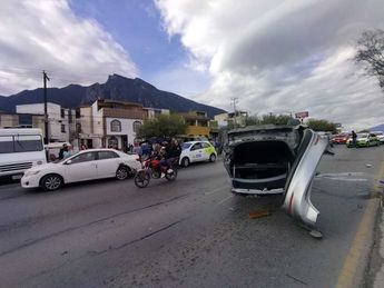 El automovilista perdió el control y se impactó contra un árbol del camellón central. | Sandra González