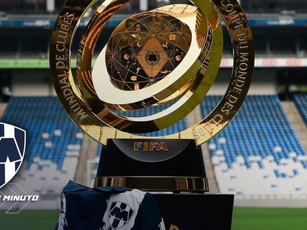 El trofeo que se entregará al ganador del Mundial de Clubes estuvo en el Gigante de Acero / @RayadosOficial