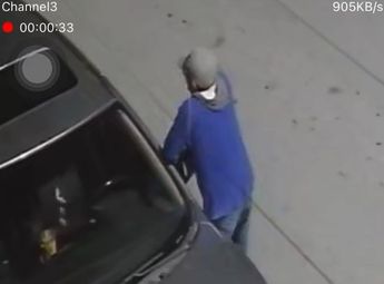 En la grabación se observa que el hombre viste chamarra azul, pantalón mezclilla claro y gorra gris. | Cortesía