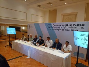 Panel en una evento público de la Secretaría de Obras Públicas de Santiago, Nuevo León. | José Luis Marroquín