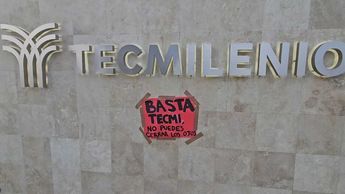 Una pancarta a manera de protesta pudo observarse en la entrada del TecMilenio. | Fabricio Gallegos
