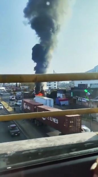Automovilistas graban una gran columna de humo en la carretera Toluca-Naucalpan | Mario C. Rodríguez | Abadiel Martínez