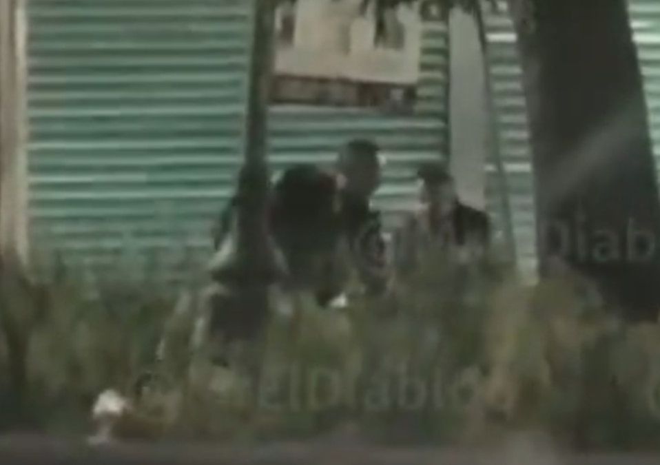 Los policías tiraron el cuerpo de Erick Omar en la calle Miguel Negrete | X: @MrElDiablo8
