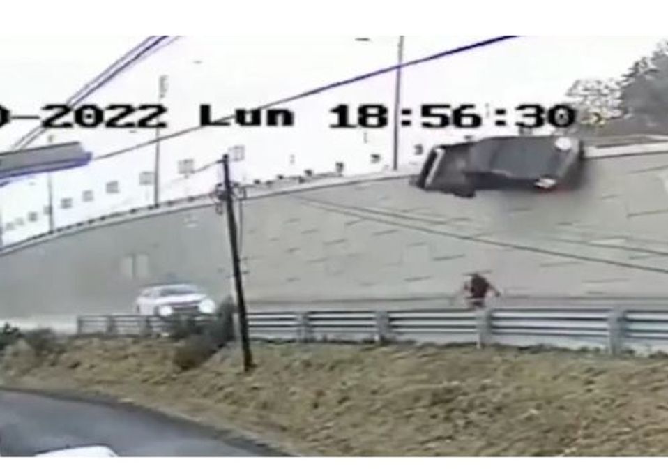 Hombre se salva de ser aplastado por camioneta en Periférico Ecológico / Puebla