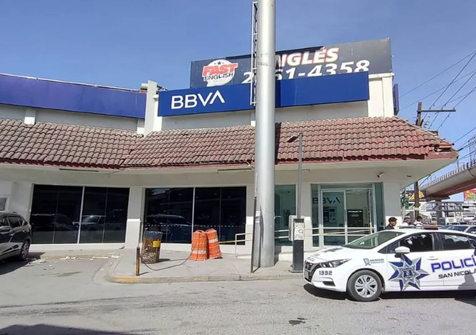 Hombre armado asalta banco en la avenida Universidad en San Nicolás