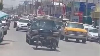 ¿Está poseído? Mototriciclo se arranca solo y esquiva autos en Francisco I. Madero
