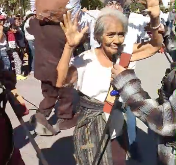 A la mujer se le vio gozando al ritmo del género urbano