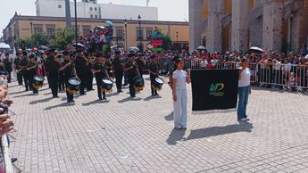 Autoridades rindieron guardia de honor y depositaron una ofrenda floral en el monumento a Miguel Hidalgo en el Centro Histórico de Durango.