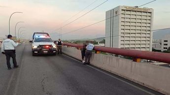 Policía evita que mujer caiga de puente en Monterrey