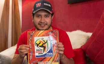 Ignacio Hernández es coleccionista de álbumes del mundial / Andrés Lobato.