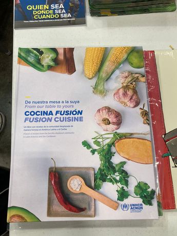 Libro “De nuestra mesa a la suya”, elaborado por refugiados en el programa de la ACNUR. | Carlos Ortega