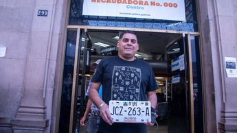 Conductor con las nuevas placas Cabañas / Gobierno de Jalisco