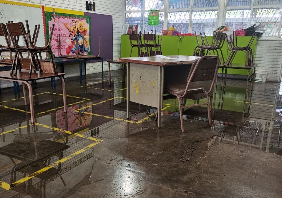 Se inundan salones de jardín de niños por lluvias intensas en Monterrey /