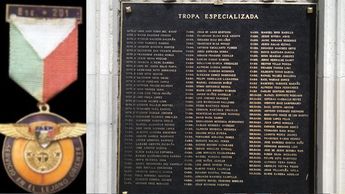 Integrantes del Escuadrón 201 y medalla por Servicio en el Lejano Oriente
