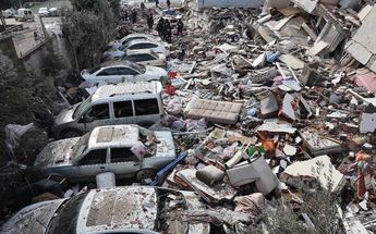 Los vehículos están aplastados bajo los escombros de los edificios derrumbados en Kahramanmaras, cerca del epicentro del terremoto, el día después de