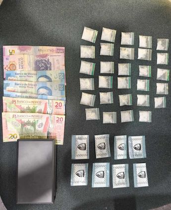 Dosis de droga y dinero en efectivo decomisados al detenido. | Cortesía