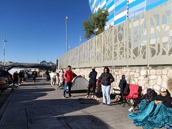 Desde la madrugada, decenas de seguidores se reunieron en las inmediaciones del estadio ppara comprar sus entradas / Nancy Camacho