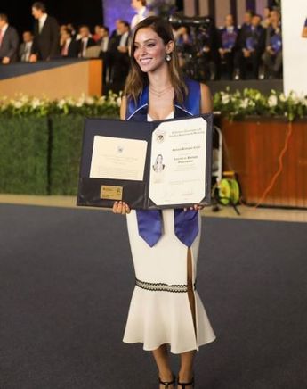 Mariana Rodríguez con su título en Psicología Organizacional. | Cortesía
