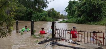 La crecida de ríos vuelve peligroso el andar de las personas, ya que el agua ha superado los dos metros / Especial