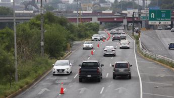 Personal de Movilidad de Monterrey resguardó con gran número de elementos las zonas cercanas al inicio del contraflujo. | Jorge López