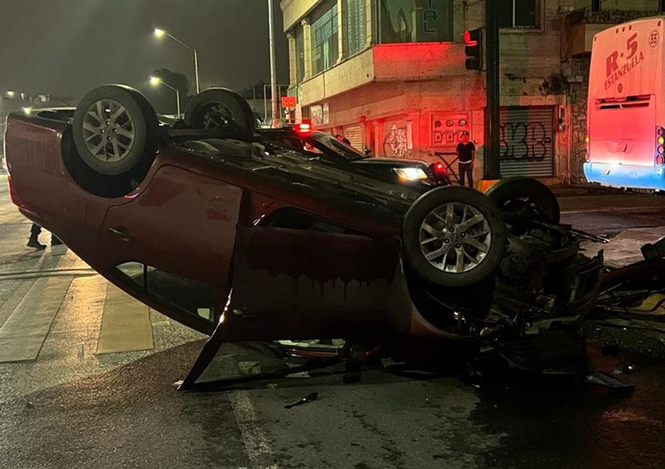 Automovilista vuelca tras impactarse contra poste en el Centro de Monterrey. | Mayte Villasana