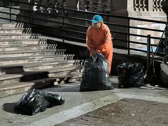 La Macroplaza quedó llena de basura tras los festejos por el Grito de la Independencia. | Miranda Arias